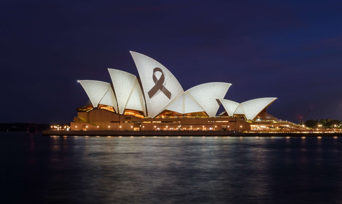 一條黑絲帶影像被投射到雪梨歌劇院外牆上，作為對襲擊受害者的紀念。 （圖／翻攝自FB @Sydney Opera House）